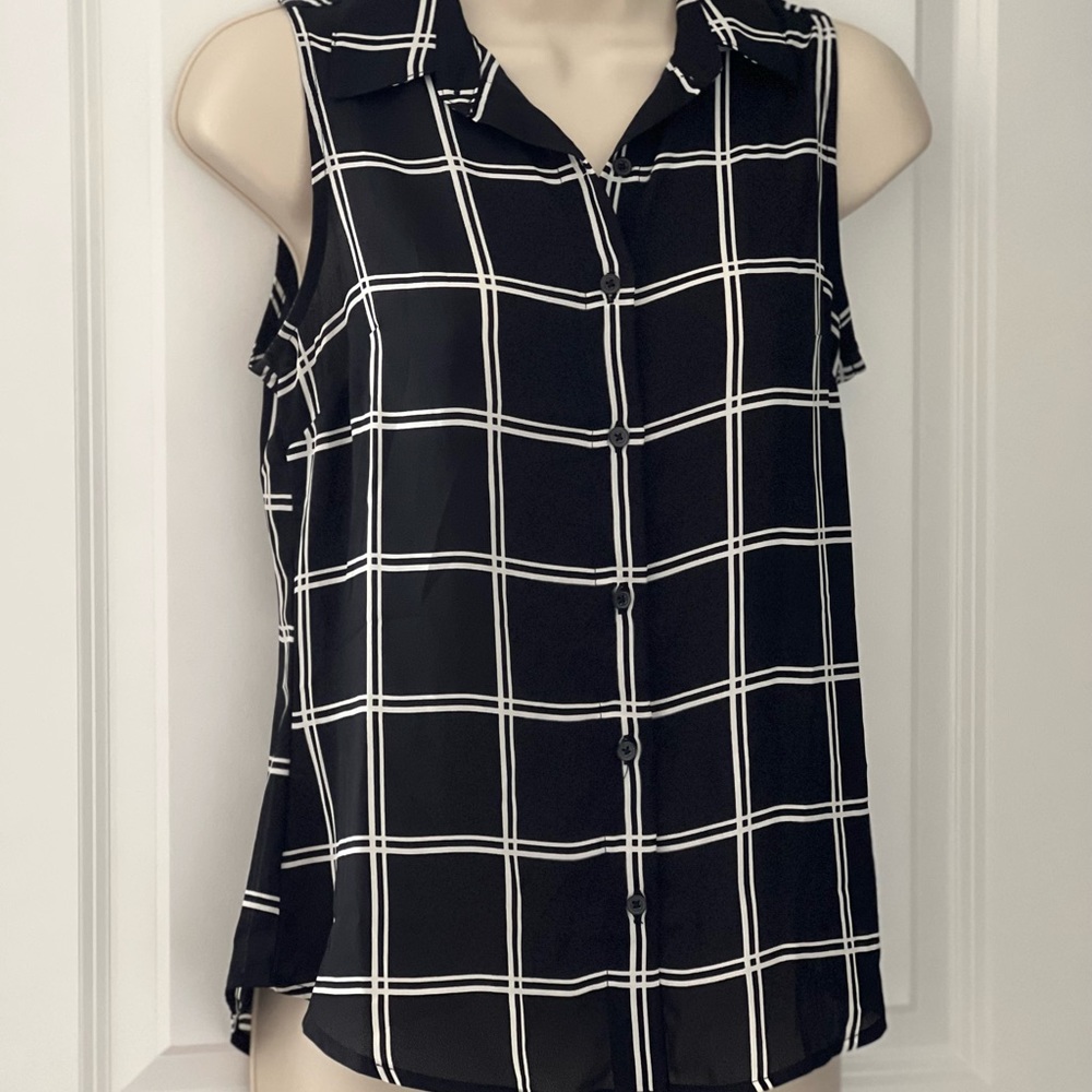 Collared sleeveless square pattern top